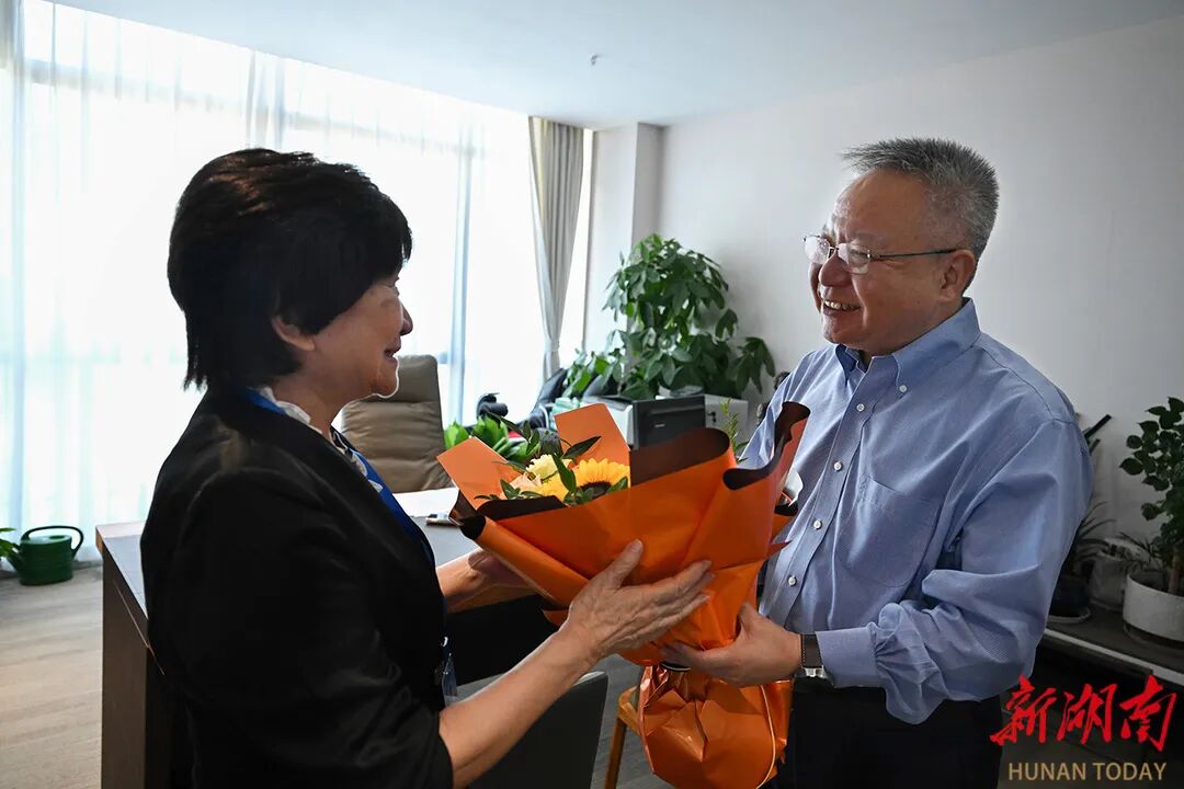 《湖南日報》：湖南省委書記沈曉明走訪慰問教師代表盧光琇教授